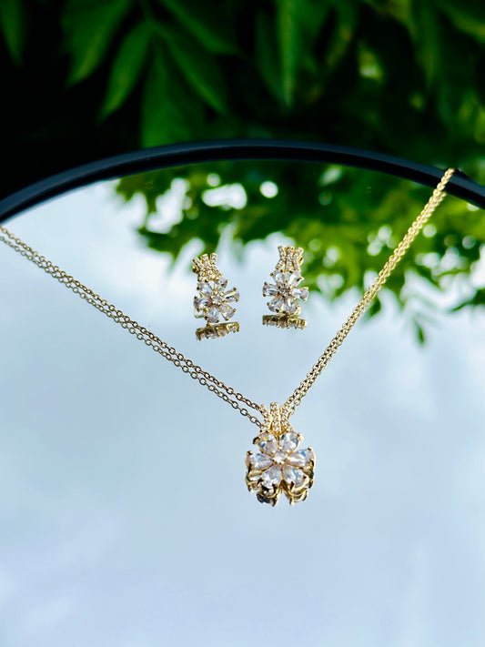 Collar de Flor + Aretes en Oro Laminado 18K