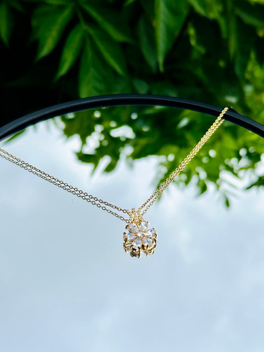 Collar de Flor + Aretes en Oro Laminado 18K