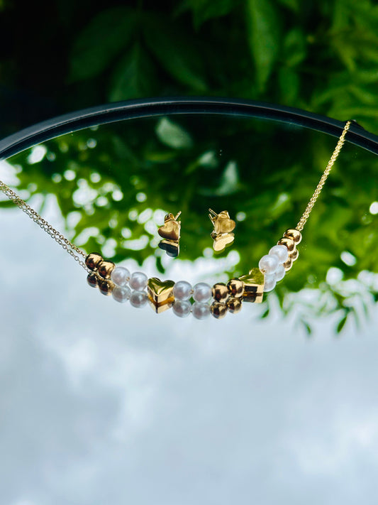 Collar de Perlas y Aretes de Corazón en Oro Laminado 18K