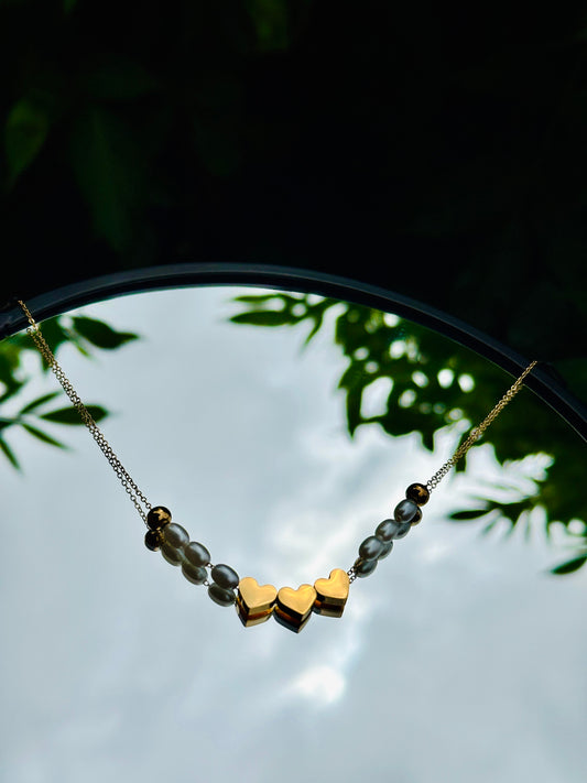 Collar Perlas Ovaladas y Aretes de Corazón en Oro Laminado 18K