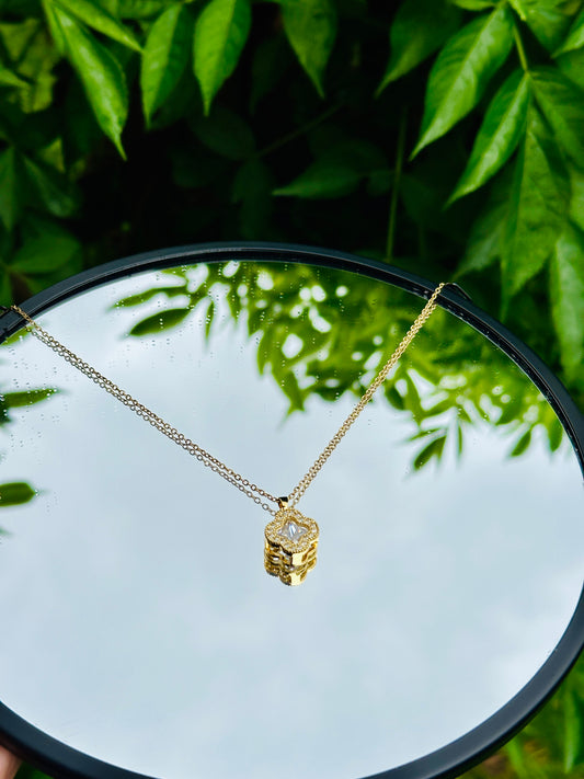Collar y Aretes de Flor con Diamantes en Oro Laminado 18K