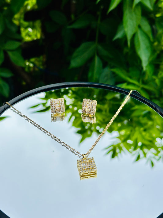 Collar y Aretes Cuadrados con Diamantes en Oro Laminado 18K